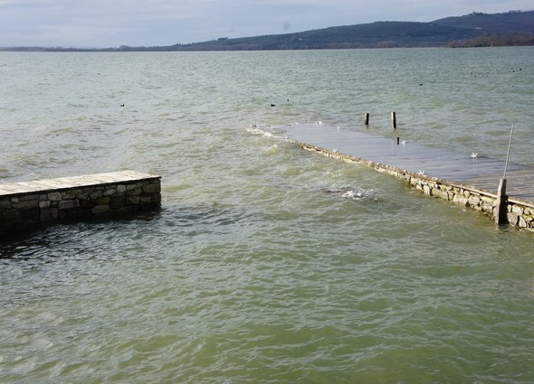 L'extrémité du long débarcadère de L'Oso est manifestement sur le point d'être submergé