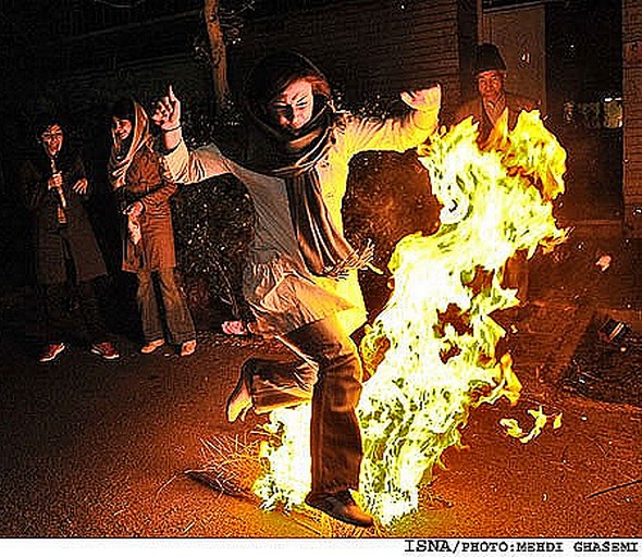 Une iranienne saute au-dessus d'un petit feu de joie à l'occasion de Chahar shanbeh suri.