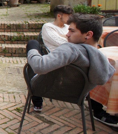 Les vaches regardent passer les trains, les jeunes des familles revenues dans leur maison familiale, en font de même à l'égard des touristes.