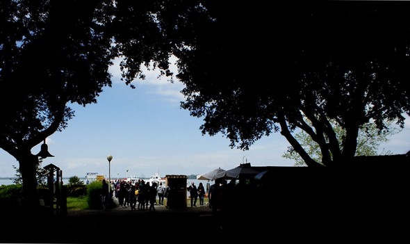 Traghetto après traghetto, le flot ininterrompu de visiteurs débarque piazzetta San Francesco à l'Isola Maggiore