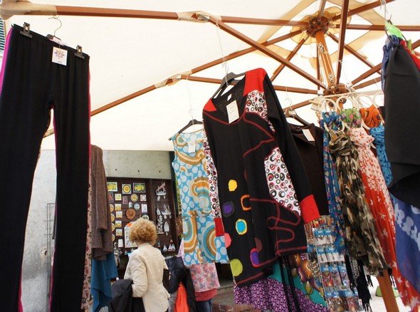 Tuer l'attente ne pose pas de problème à celles qui se laissent tenter par les deux boutiques de l'Isola Maggiore ( ici, "La Stiva", soit en français, la "cale").