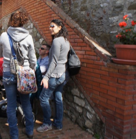 TYPE I : les hommes s'assoient et les épouses papotent debout...