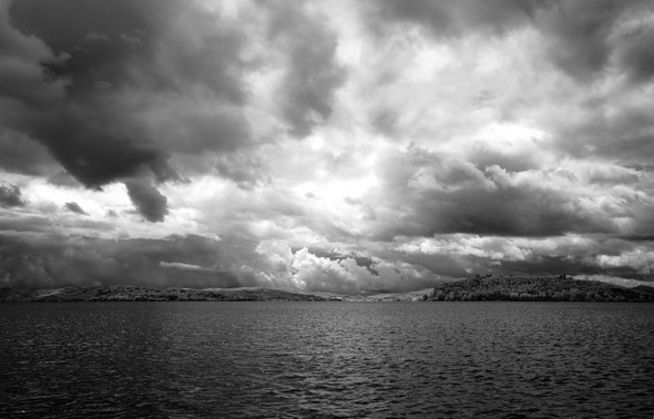 Un ciel tourmenté, menaçant au-dessus des Isola Maggiore et Minore - Mercredi 30 juillet 2014, 11:00.