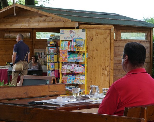 Alla piazzetta San Francesco, un piccolo chalet dove si vende libri...