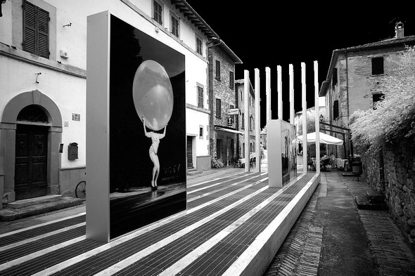 Depuis le 25/07/2014, à l'Isola Magiore, Via Guglielmi, exposition de six photos de Steve McCurry, tirées de son exposition "Sensational Umbria".