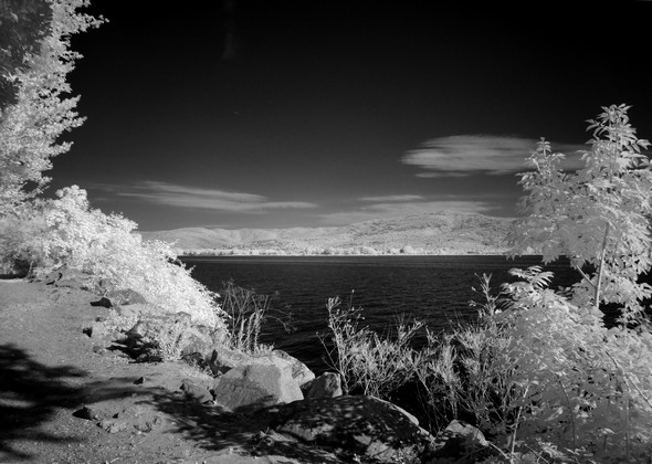 Au début du sentier du lungolago, une belle vue sur le lac Trasimène, et en arrière-plan, Tuoro-sul-Trasimeno.