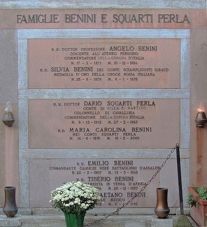 Tomba delle famiglie Benini e Squarti Perla all' Isola Maggiore.