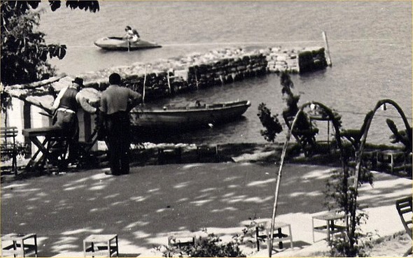 Il porto del albergo in 1951.