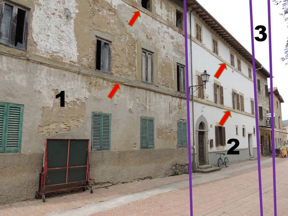 Il palazzo è risultato dall'unione di tre edifici preesistenti - L'aspetto esteriore è stato uniforrnato da due unici marcapiani (freccie rosse).