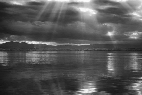 PHOTO - La rive ouest du lac Trasimène, en face de l'Isola Maggiore et les "coups de projecteurs" du soleil sur le Trasimène.