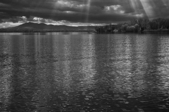 Partie supérieure gauche : une portion de la rive ouest du Trasimène - Partie supérieure droite : l'extrémité de la Punta Navaccia.