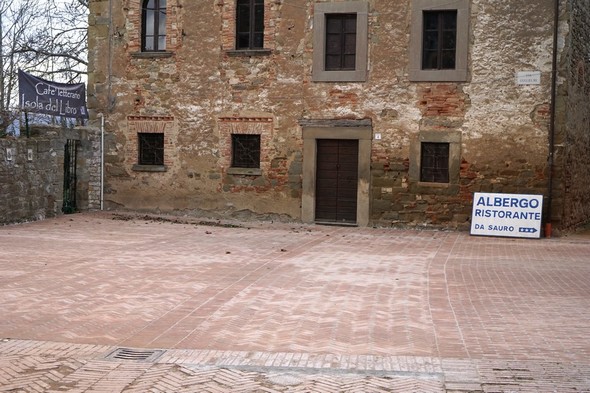 L'unico tratto di pavimentazione, che è stato ricostruito. Allo sfondo, la casa del vescovado.