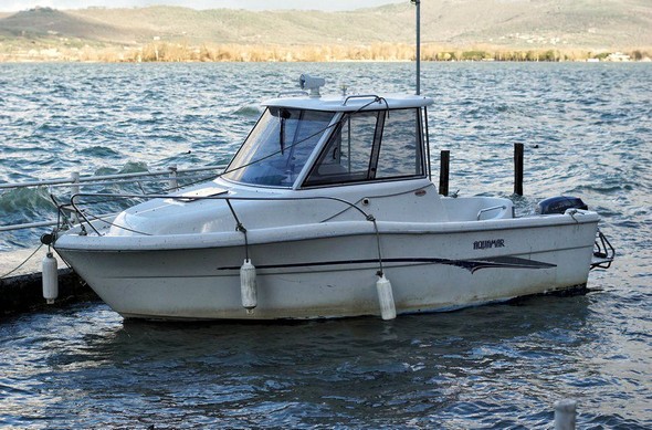 08:18Notre hors-bord est de travers dans notre darsena, la poupe partiellement écartée du quai !.