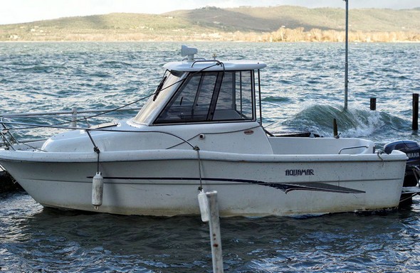 08:18Une autre photo de la même situation.Notre hors-bord est de travers dans notre darse, la poupe partiellement écartée du quai !.