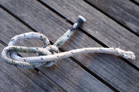 Une des deux attaches de la poupe s'était rompue sous la violence des assauts nocturnes.