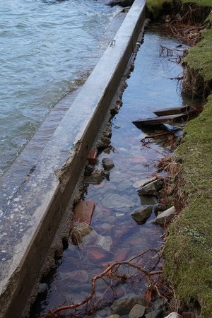 Partie droite de la plage : Une autre large bande de terre arrachée et rempacée par un fossé plein d'eau.