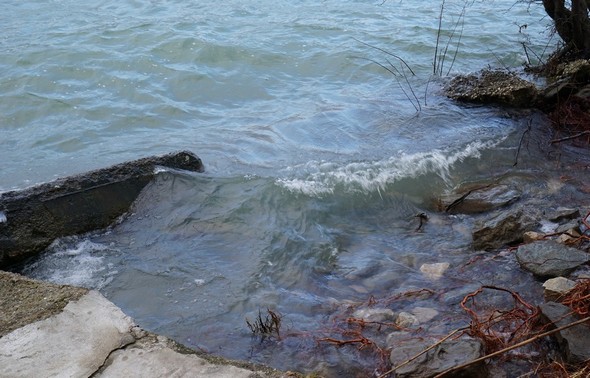 La petite digue est défoncée et les vagues continuent à saper les terres et le soubassement en pierres.