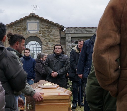 Al cimitero, l'addio finale della famiglia...