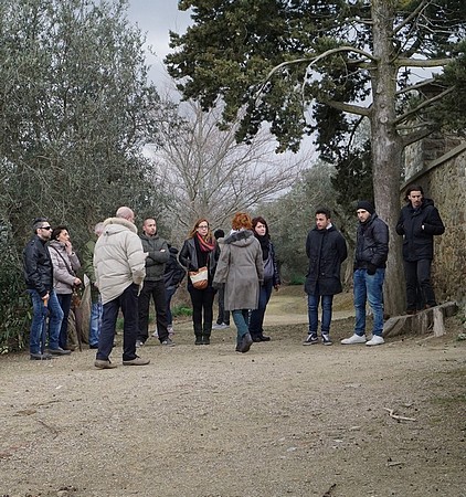 Alla cima di Isola Maggiore, di fronte al cimitero, la dispersione del corteo...