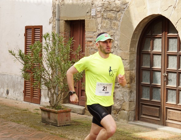 In piena azione in via Guglielmi. In secondo piano, una tipica facciata dell'Isola.