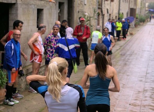 Un atleta giovane vene appena di lanciarsi che già la seguente avviene sulla linea di partenza.
