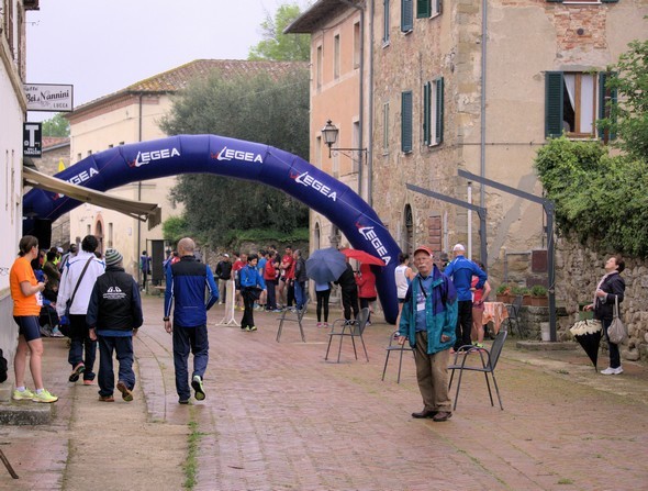 Le sedie in mezzo della via Guglielmi segnavano l'inizio della separazione in due corridoi.