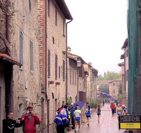 13° Giro Podistico dell'Umbria.Estremità del sud della via Guglielmi, subito dopo la linea di partenza.Isola Maggiore.18/04/2015.