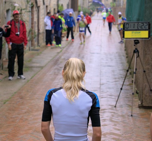 Giovane atleta in attesa del segnale di partenza. Fine meridionale di via Guglielmi.b Isola Maggiore.r />