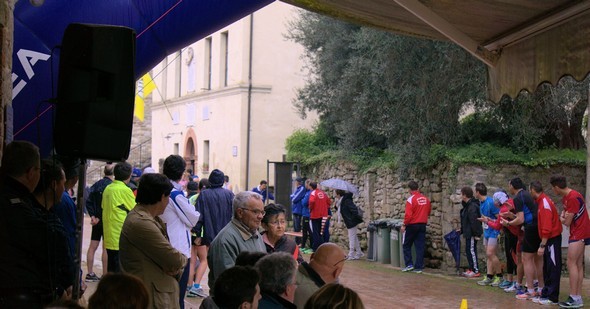 All'altezza della linea di arrivo.<br />La terrazza del bar di Silvia (di fronte al pozzo centrale dell'isola).