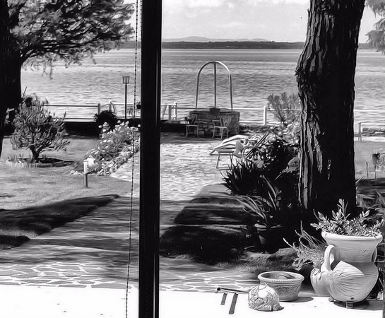 Vue de l'allée centrale de notre jardin, de notre terrasse de la maison à la digue du jardin.