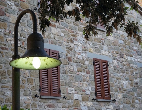 Les lumières s'allument au crépuscule sur la piazzetta di San Francesco. © Dinu Wilmotte