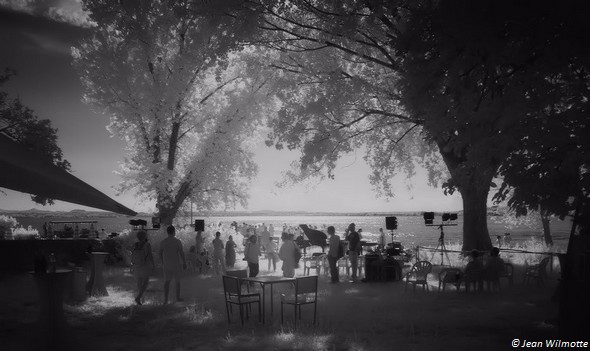 Les invités se pressent autour de la darse de l'Isola Maggiore.Ils vont bientôt y accueillir la future mariée qui arrive à l'Isola dans une barque traditionnelle de pêcheur.25/07/2015 - 15:55