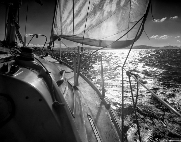 Juste devant la proue du voilier, on peut deviner la pointe sud de l'Isola Minore sur le point d'être contournée.09:52.