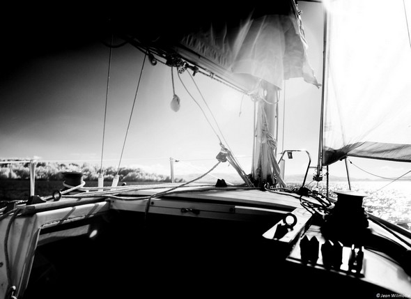 On va commencer à contourner la pointe sud de l'Isola Minore (à gauche).On navigue face au soleil !09:55.