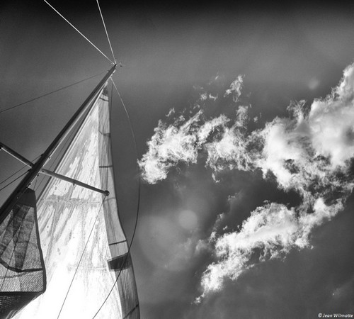 Au-dessus du génois, un ciel fort dégagé.09:55.