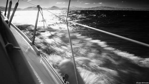 Notre voilier sabre l'eau avec vigueur...10:39..