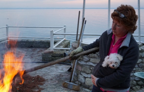 Dans les bras de Fabienne, Charley, le chien de notre fille Stéphanie."Mais non Charley, ne t'inquiètes pas. Ce n'est pas pour toi qu'elle prépare ce barbecue" ! (:-)