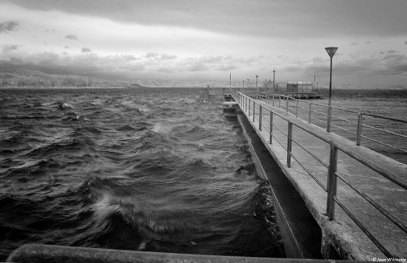 Vue sur tout le côté nord-est du pontile.Photo prise du poste d'amarrage des insulaires (petit segment de rambarde à l'avant-plan).