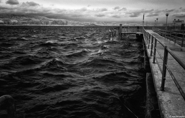 Idem, mais photo prise cette fois à mi-chemin du pontile.