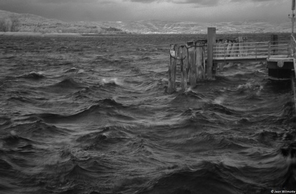 A l'extrémité du pontile, un poste d'amarrage latéral.