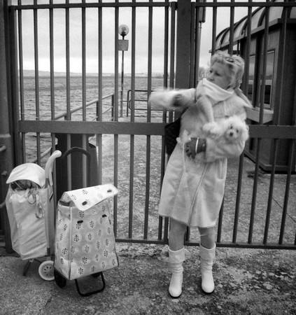 Retour de courses, Fabienne s'emmitoufle comme elle peut, tout en protégeant Charley (le chien de Stéphanie).