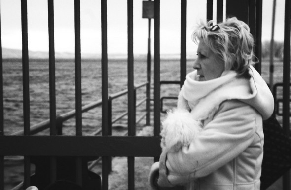 Dans le froid, le glacial et la pluie, Fabienne guette impatiemment l'arrivée du traghetto libérateur.