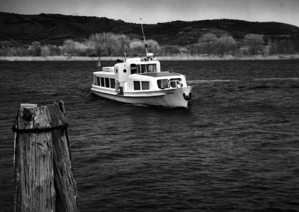 Après son dernier virage, il se prépare à l'accostage au débarcadère de Tuoro-Navaccia. Quel soulagement ! Deux à trois minutes encore, et nous serons enfin abrités !