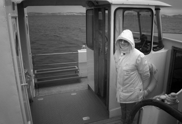 L'accueil de l'équipage, tout aussi emmitoufflé que nous, est chaleureux et souriant comme à l'accoutumée!Il faut dire qu'il règne un sentiment d'appartenance commune entre les "isolani" et les équipages des traghetti.