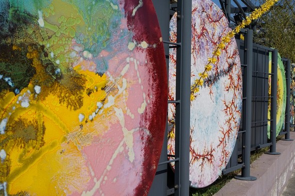 Deux tables en céramique peinte exposées à l'extérieur d'un des grands magasins situés en bas de la cité, juste à la sortie de la "superstrada".