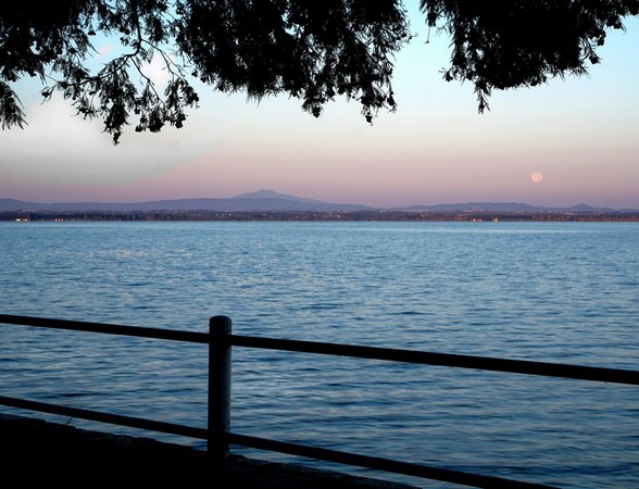 Depuis la digue de notre jardin, vue sur la rive ouest du Trasimène.Pleine lune.20/07/2016 - 05:57