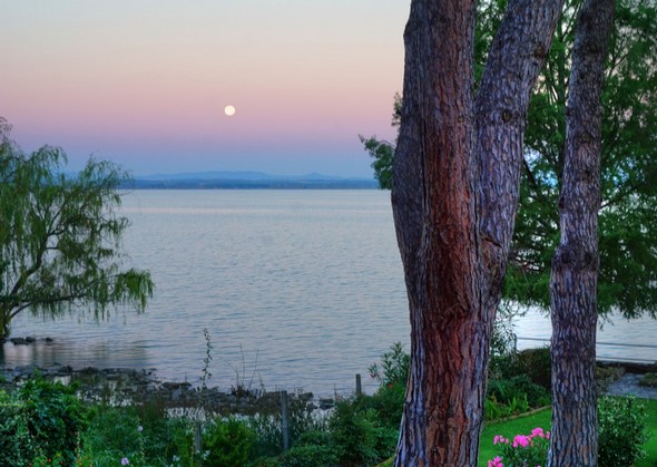 Photo du Trasimène prise du balcon de mon bureau.La pleine lune trône au-dessus de la rive ouest du lac.Rendu extraction de texture.20/07/2016 - 05:44