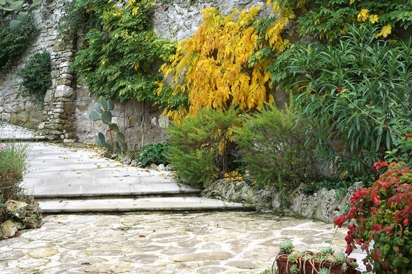 Accueil ample et généreux de cette belle rampe d'accès et ses décorations colorées.24 novembre 2016