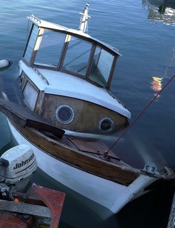 Vista della parte anteriore di questa molto bella barca.