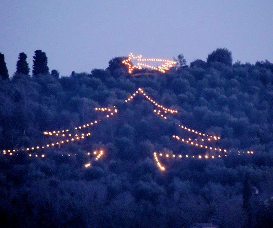 Albero di Natale luminoso con la stella di Betlemme.Su tutta l'altezza del versante di nord-ovest.Isola Maggiore.